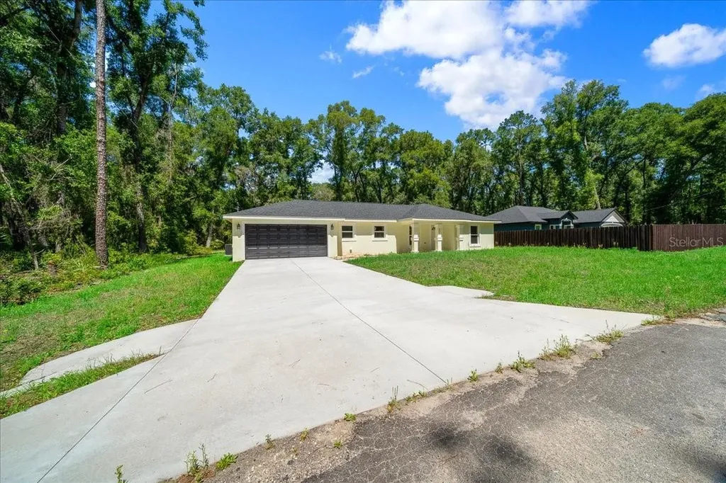 11 Sequoia Loop Place Ocklawaha FL 32179