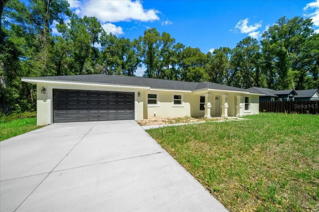11 Sequoia Loop Place Ocklawaha FL 32179