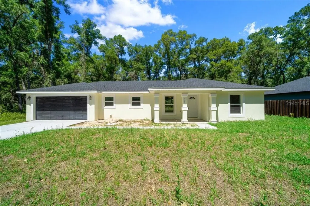 11 Sequoia Loop Place Ocklawaha FL 32179
