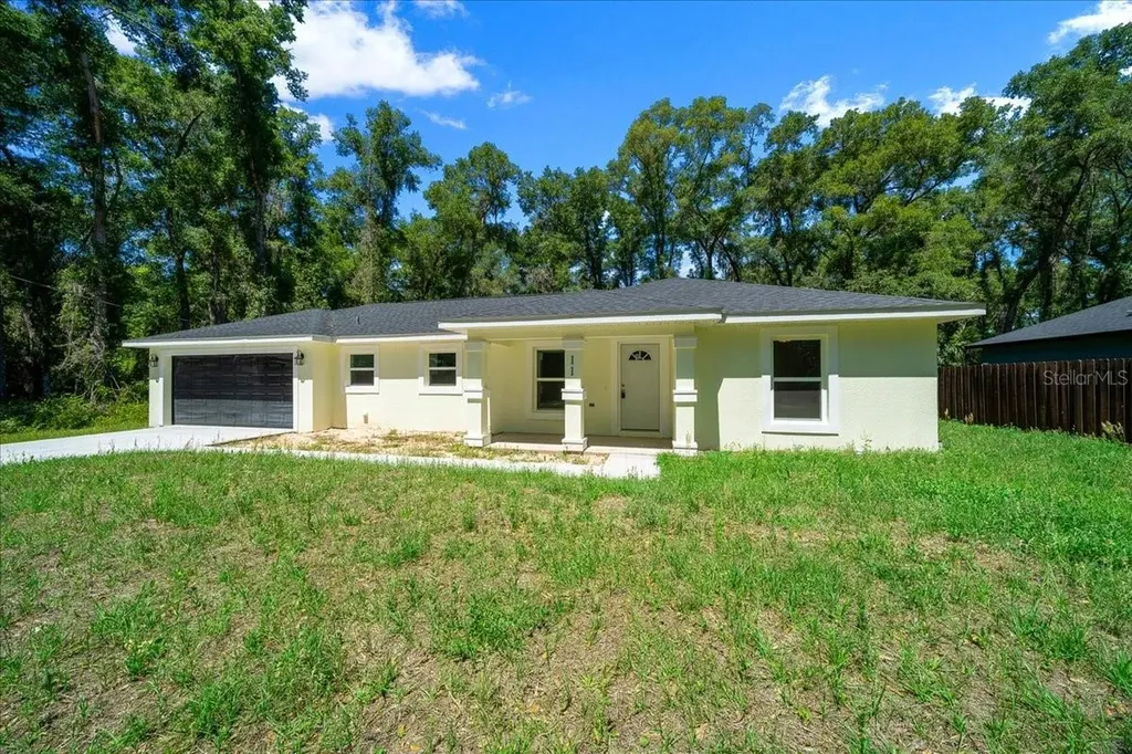 11 Sequoia Loop Place Ocklawaha FL 32179