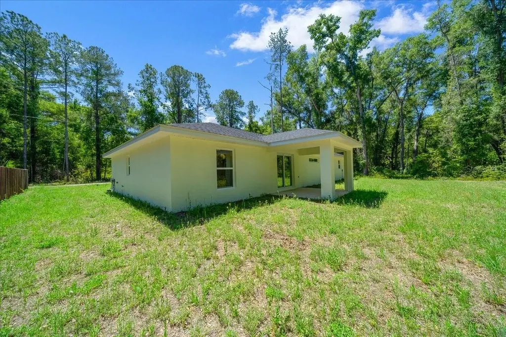 11 Sequoia Loop Place Ocklawaha FL 32179