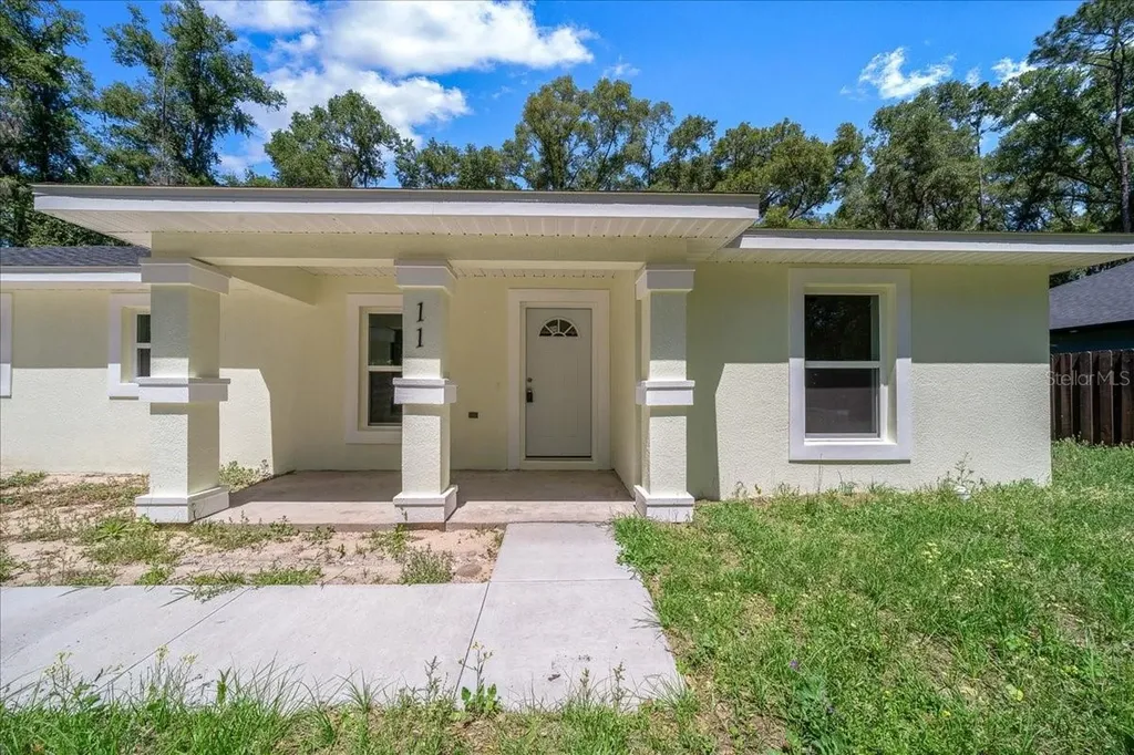 11 Sequoia Loop Place Ocklawaha FL 32179
