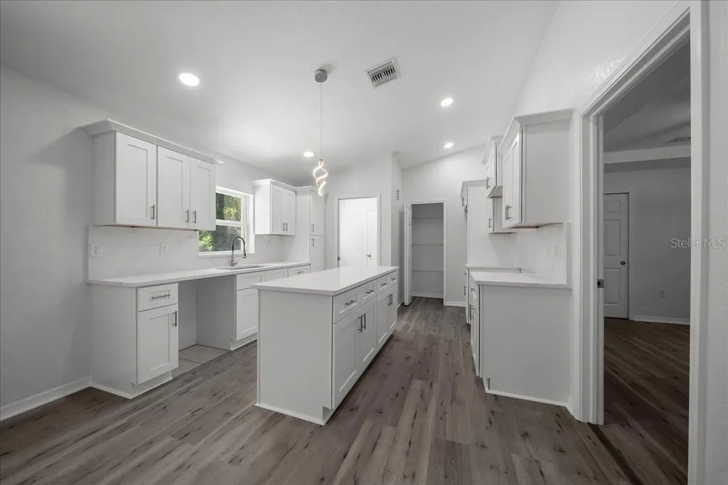 11 Sequoia Loop Place Ocklawaha FL 32179