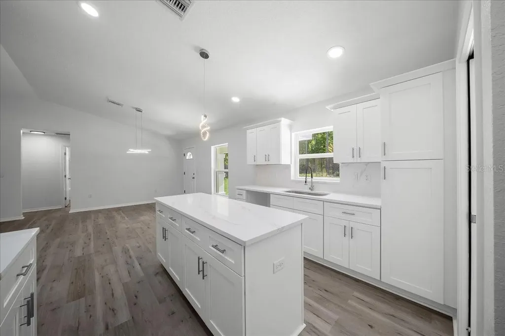 11 Sequoia Loop Place Ocklawaha FL 32179