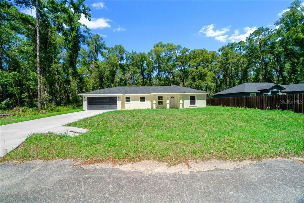 11 Sequoia Loop Place Ocklawaha FL 32179