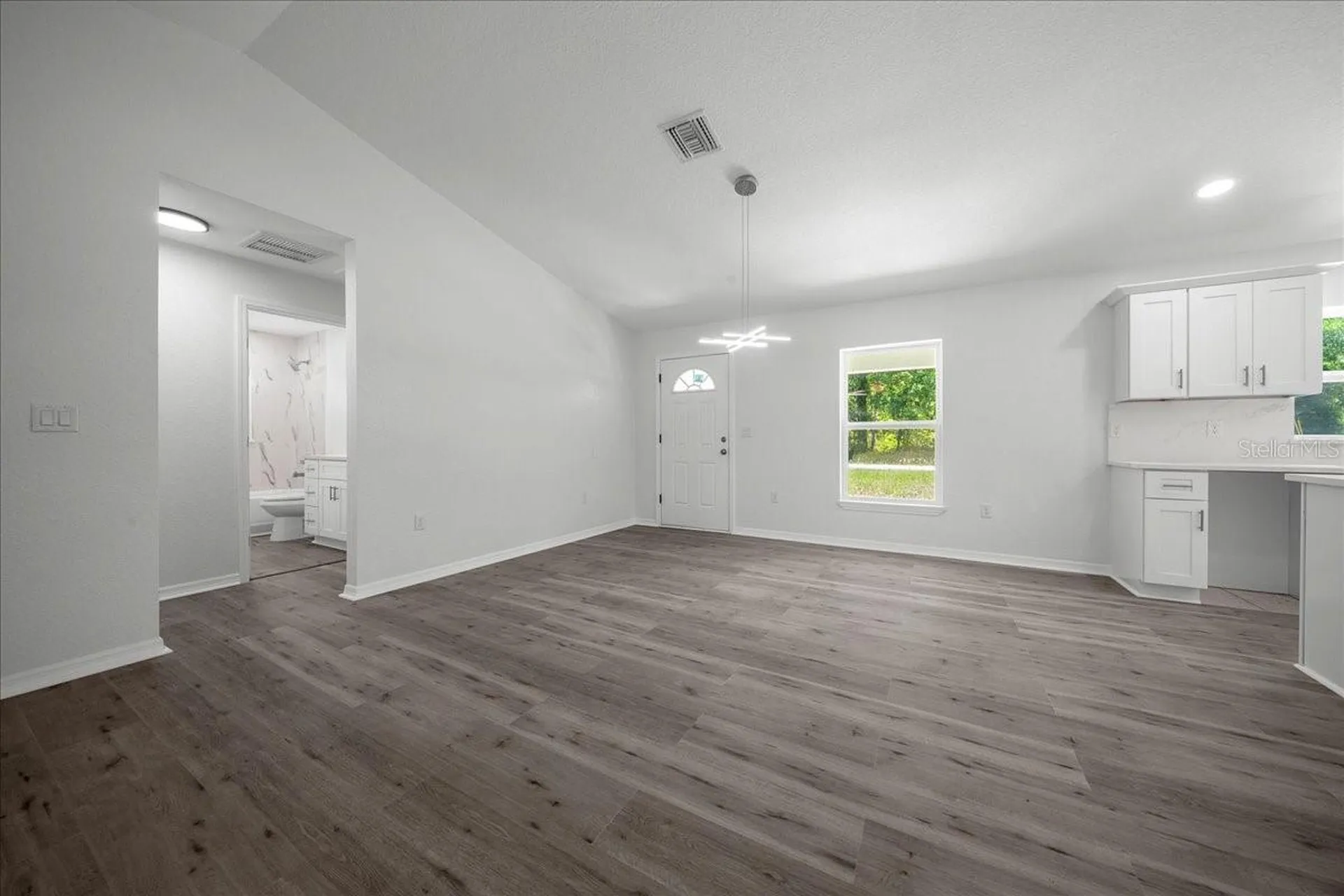 11 Sequoia Loop Place Ocklawaha FL 32179
