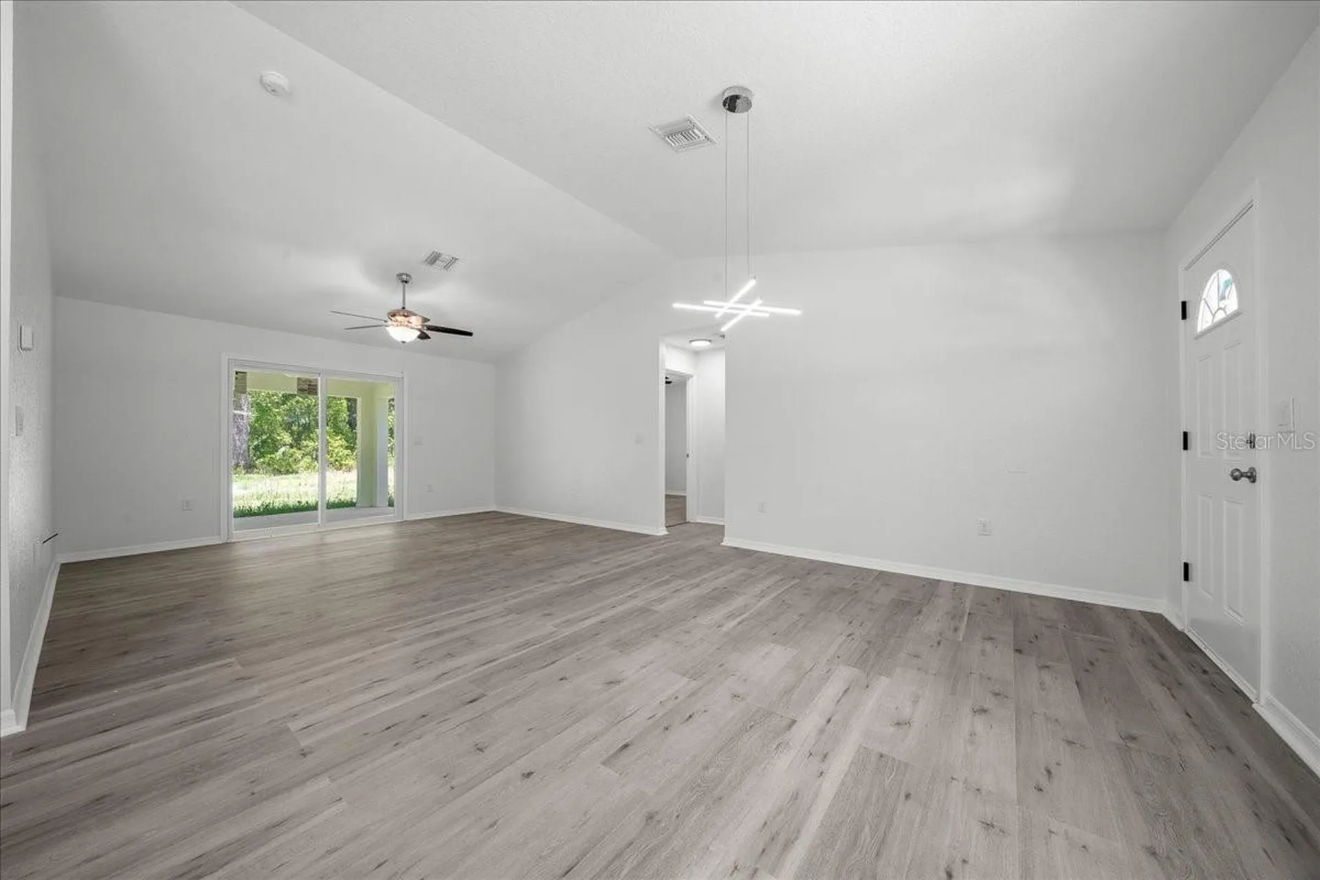 11 Sequoia Loop Place Ocklawaha FL 32179