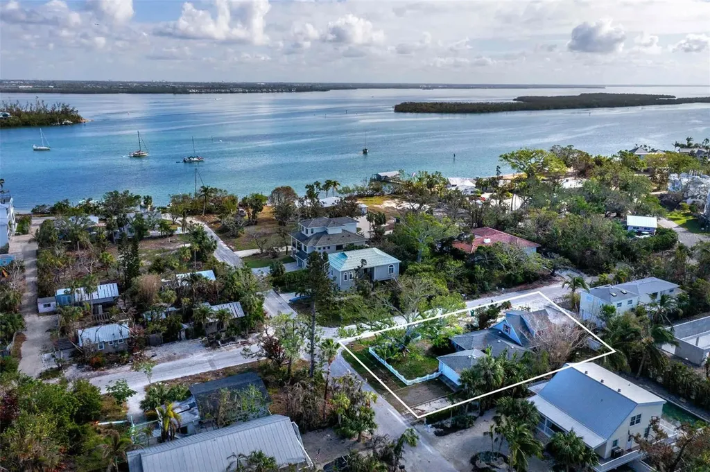 6901 Poinsetta Avenue Longboat Key FL 34228