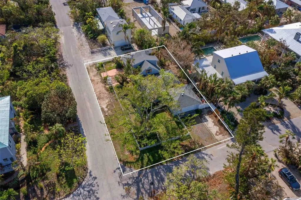 6901 Poinsetta Avenue Longboat Key FL 34228