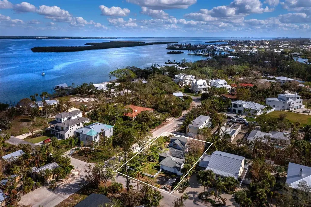 6901 Poinsetta Avenue Longboat Key FL 34228