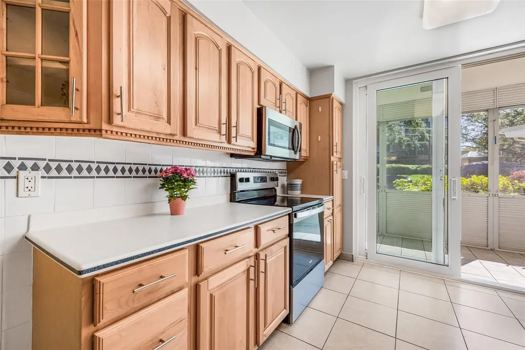 615 10th Avenue NE St Petersburg FL 33701