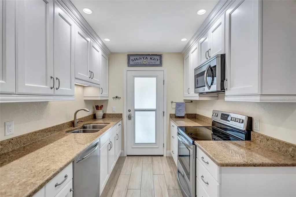 137 Avenida Messina Sarasota FL 34242