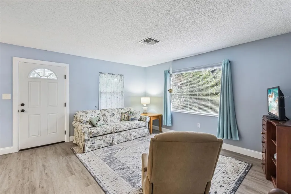 690 E Jackson Avenue Mount Dora FL 32757
