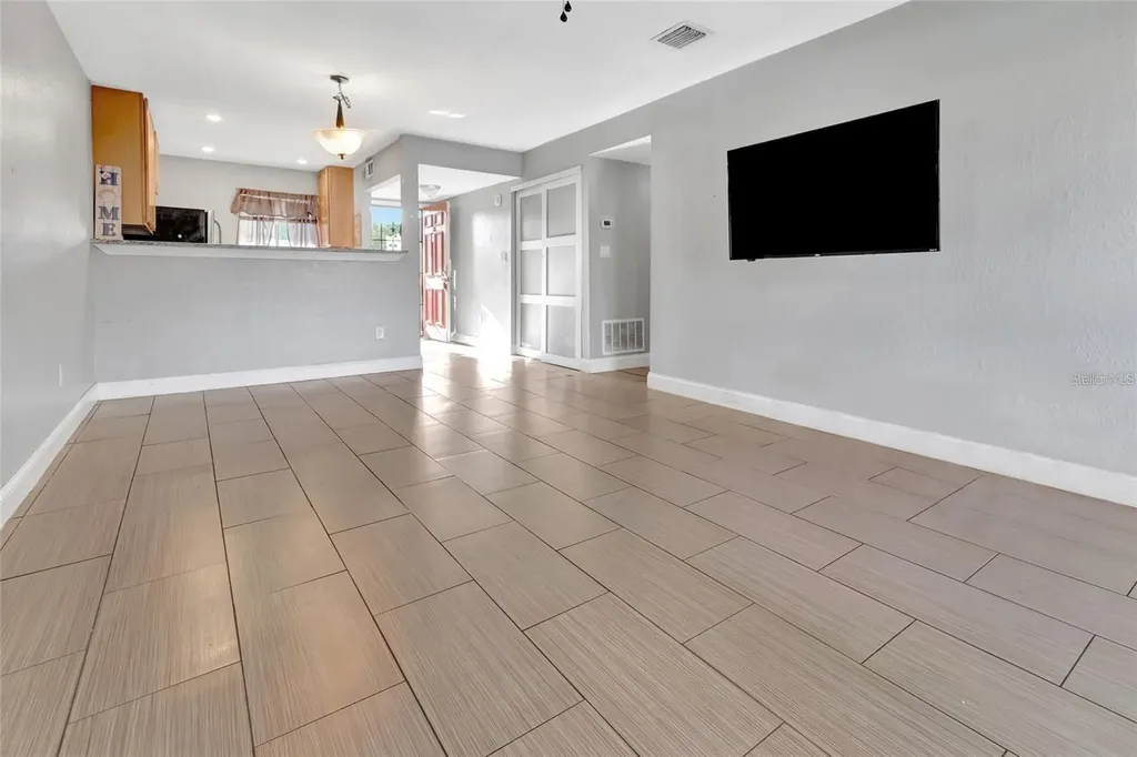 2860 N Powers Drive Orlando FL 32818
