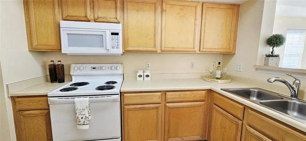 1040 Villagio Circle Sarasota FL 34237