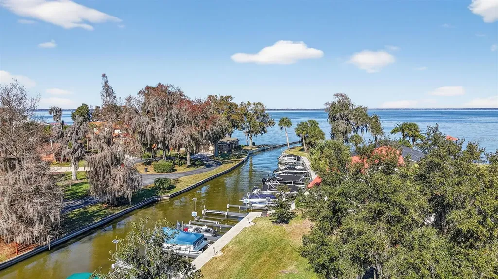 301 Clusterwood Drive Yalaha FL 34797