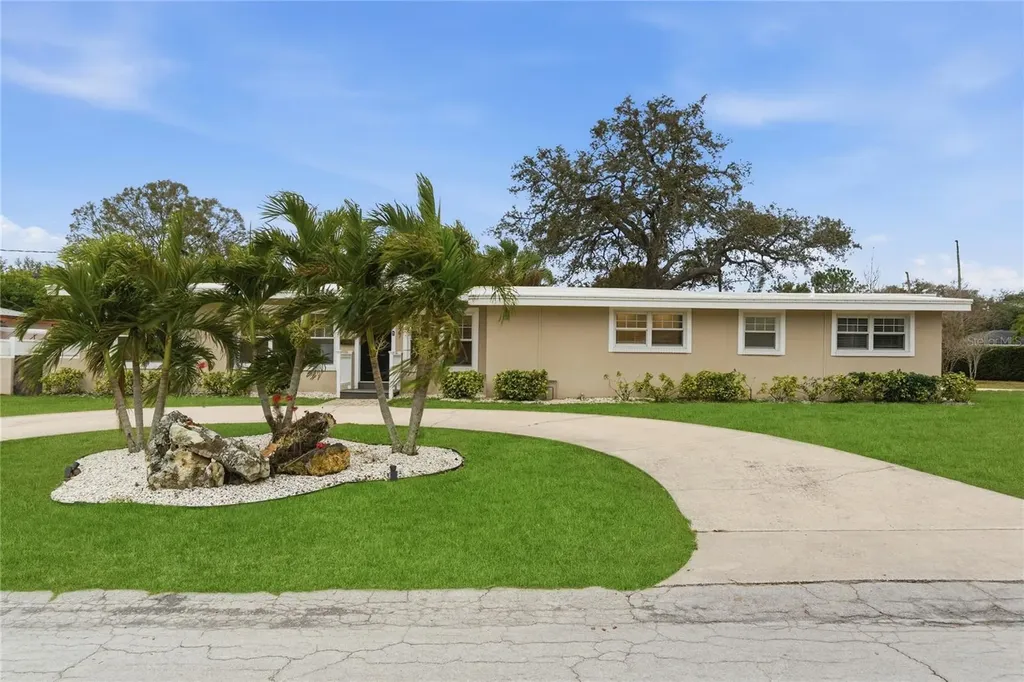 327 Sunny Lane Belleair FL 33756