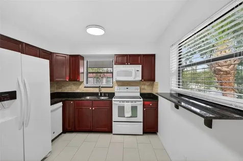 484 Santa Cruz Place NE St Petersburg FL 33703