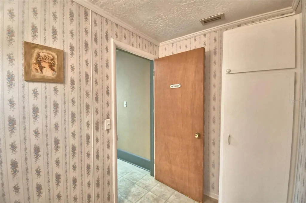 22 E Wall Street Frostproof FL 33843