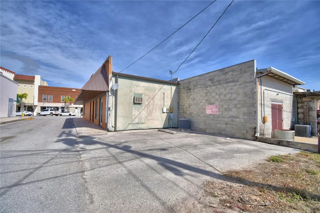 22 E Wall Street Frostproof FL 33843