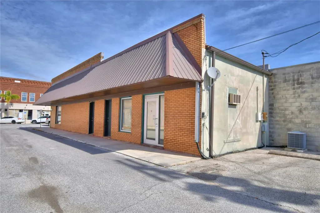 22 E Wall Street Frostproof FL 33843