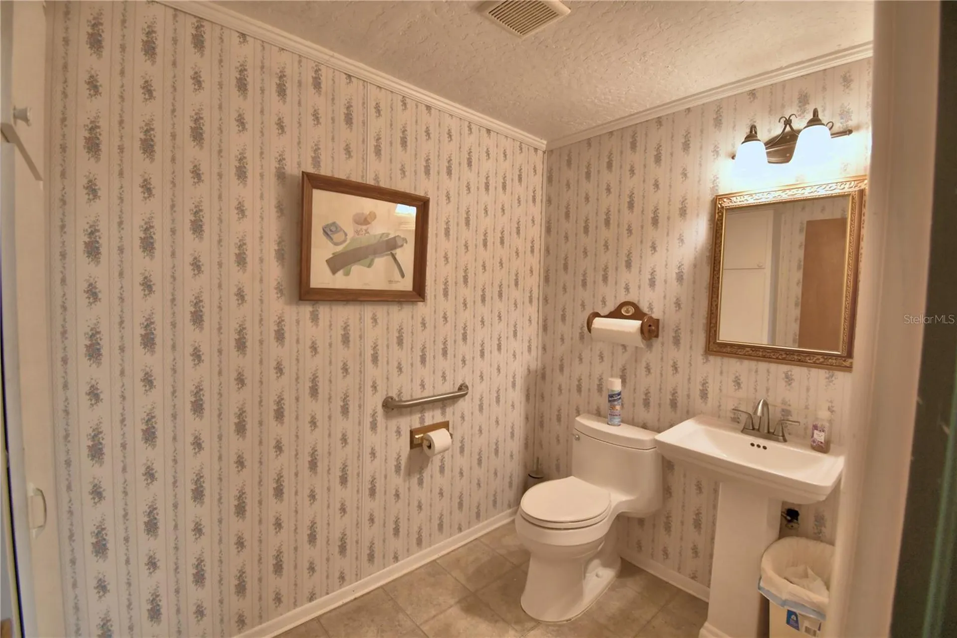 22 E Wall Street Frostproof FL 33843