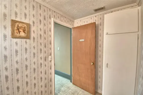 22 E Wall Street Frostproof FL 33843