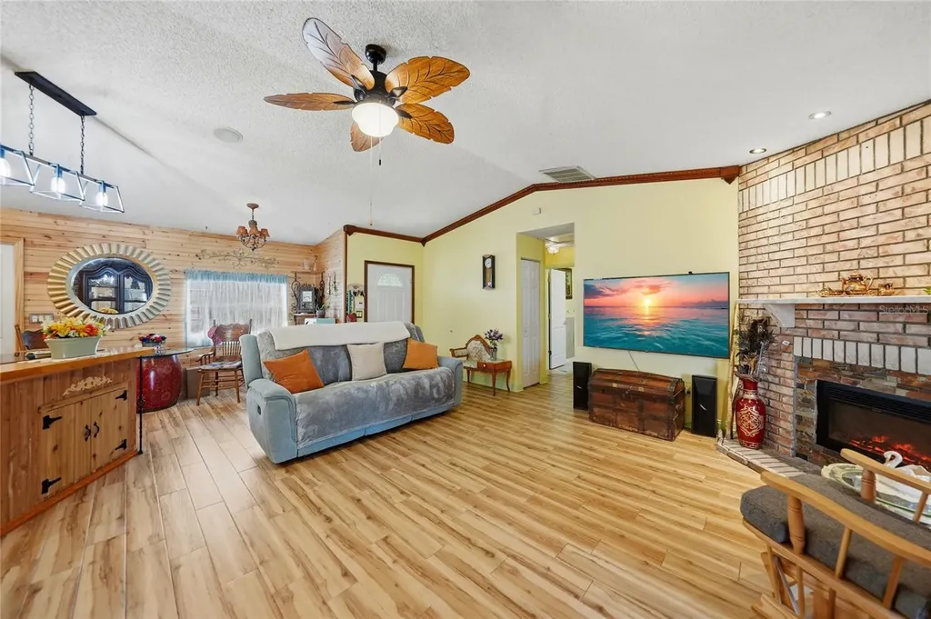 2213 NE 6th Place Cape Coral FL 33909