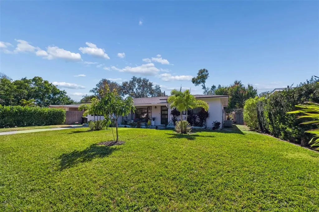 2000 Serpentine Circle S St Petersburg FL 33712