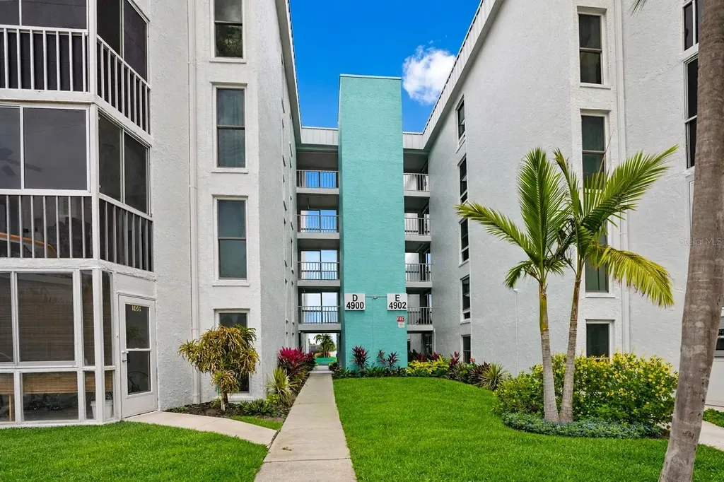 4908 38th Way S St Petersburg FL 33711