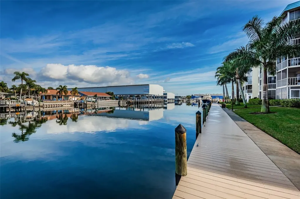 4908 38th Way S St Petersburg FL 33711