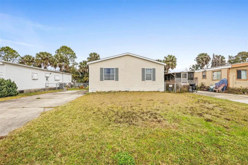 122 Leisure World Drive N Debary FL 32713