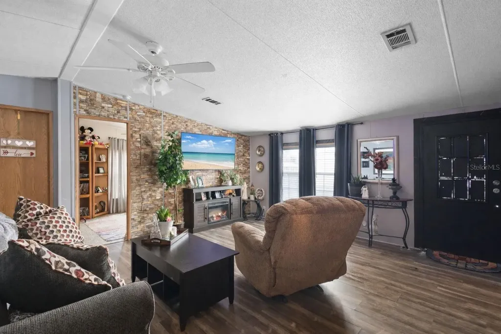 122 Leisure World Drive N Debary FL 32713