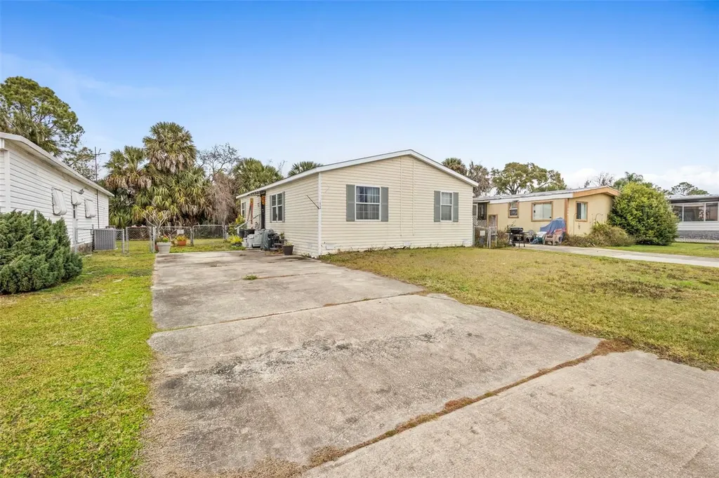 122 Leisure World Drive N Debary FL 32713