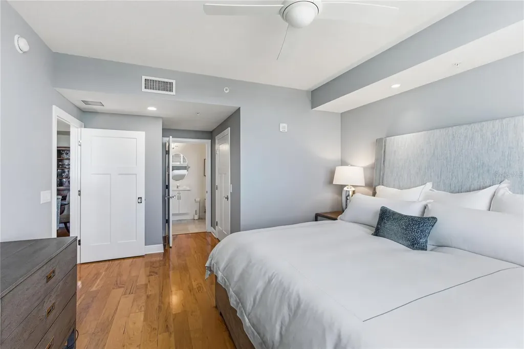 800 N Tamiami Trail Sarasota FL 34236