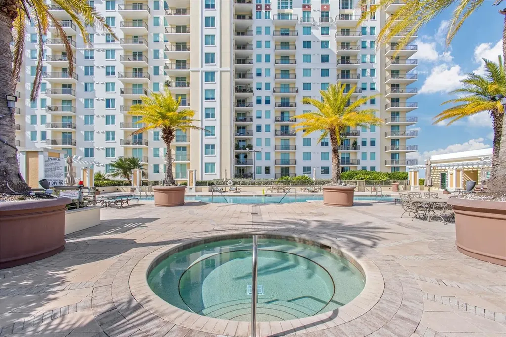 800 N Tamiami Trail Sarasota FL 34236