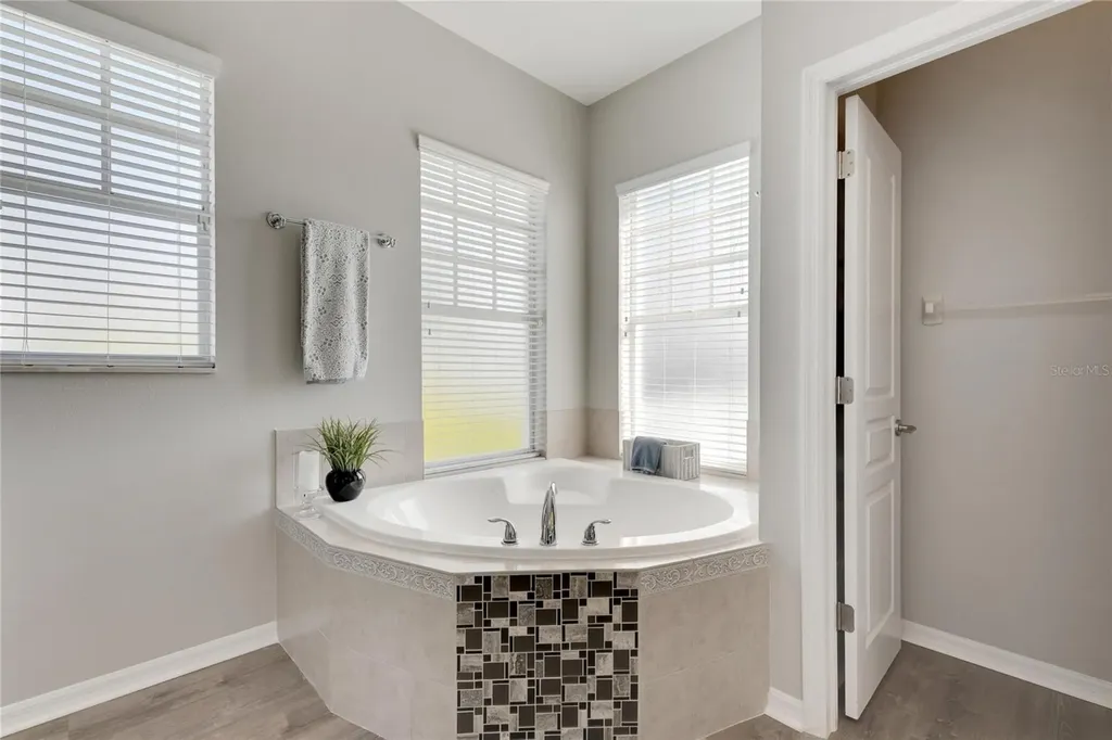 528 Islebay Drive Apollo Beach FL 33572