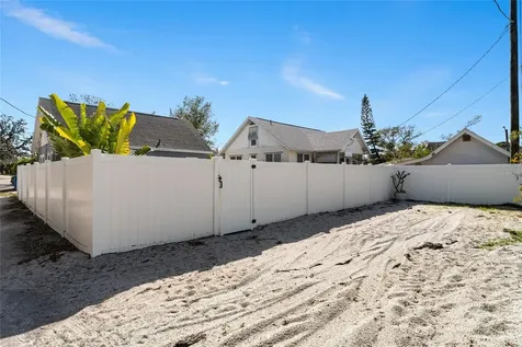 783 30th Avenue N St Petersburg FL 33704