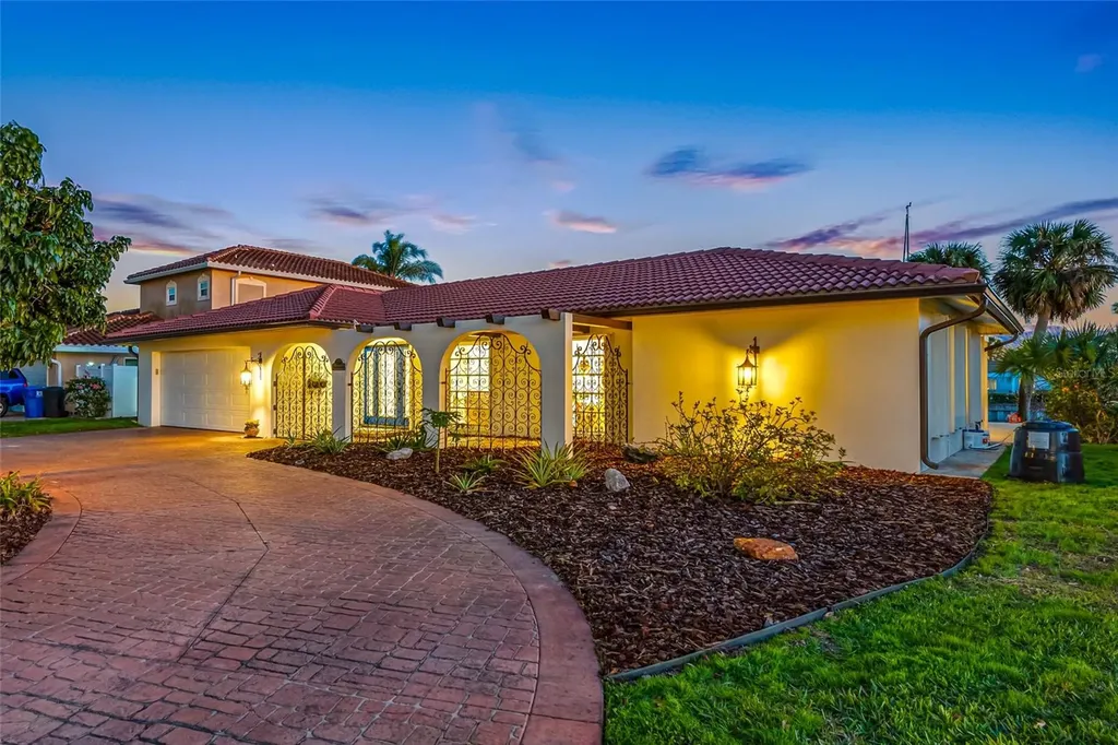 4372 46th Avenue S St Petersburg FL 33711