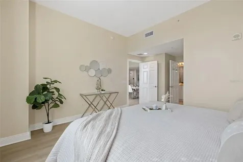 800 N Tamiami Trail Sarasota FL 34236