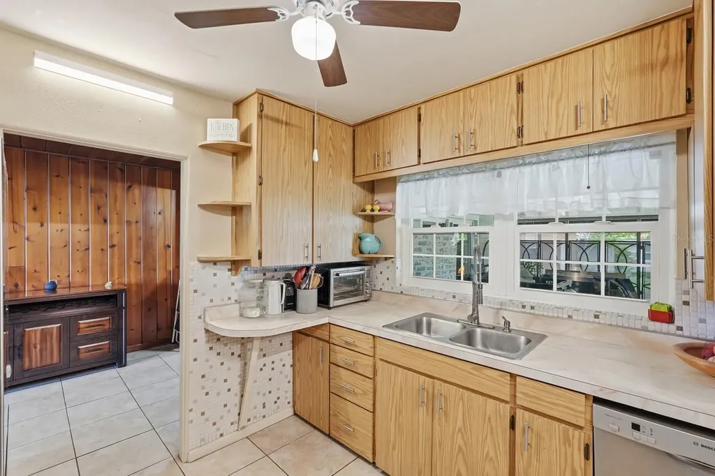 930 N Amelia Avenue Deland FL 32724