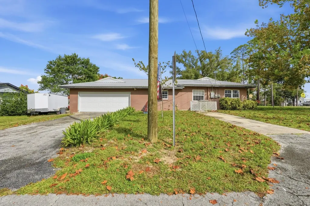 930 N Amelia Avenue Deland FL 32724