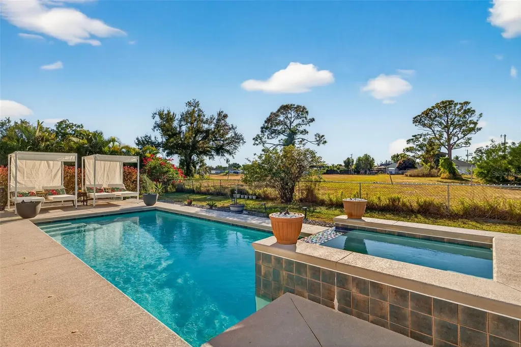 812 SW 11th Court Cape Coral FL 33991