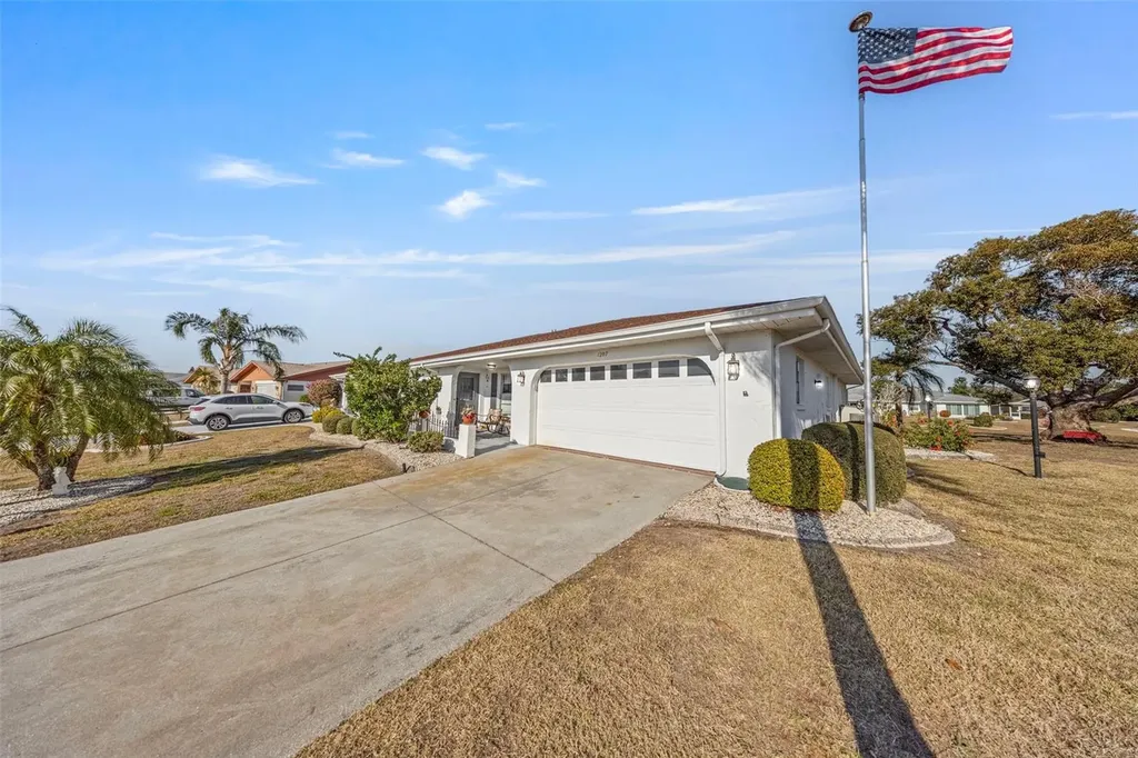 1207 Bluewater Drive Sun City Center FL 33573