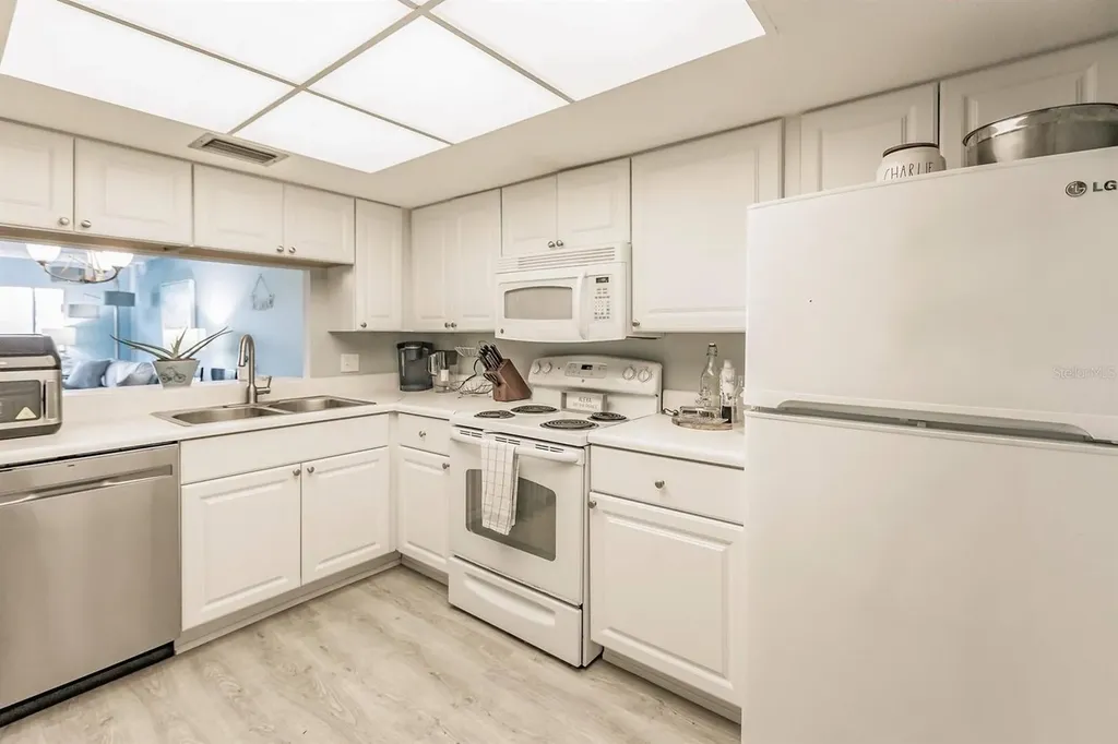 1255 E Peppertree Drive Sarasota FL 34242