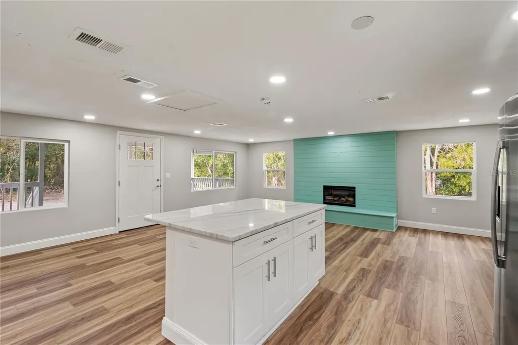 674 N State Road 21 Hawthorne FL 32640