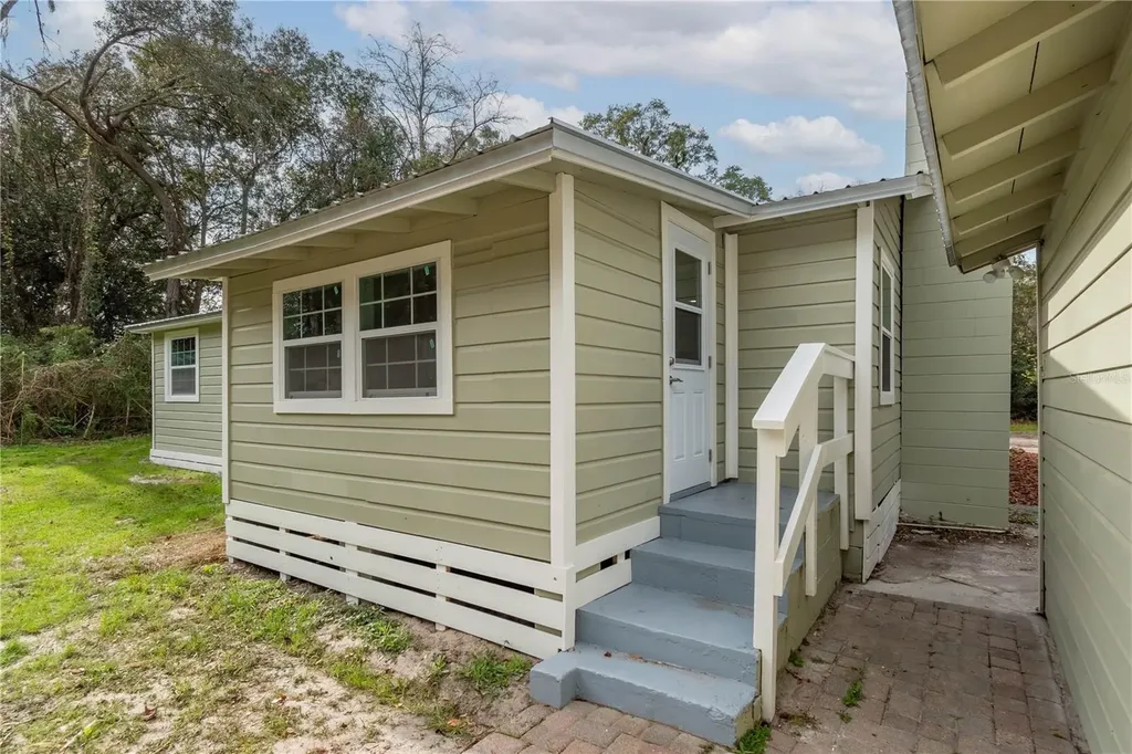 674 N State Road 21 Hawthorne FL 32640
