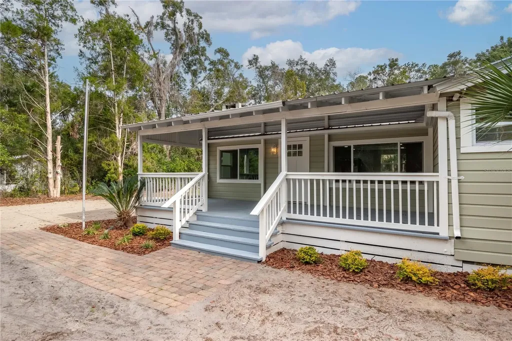 674 N State Road 21 Hawthorne FL 32640