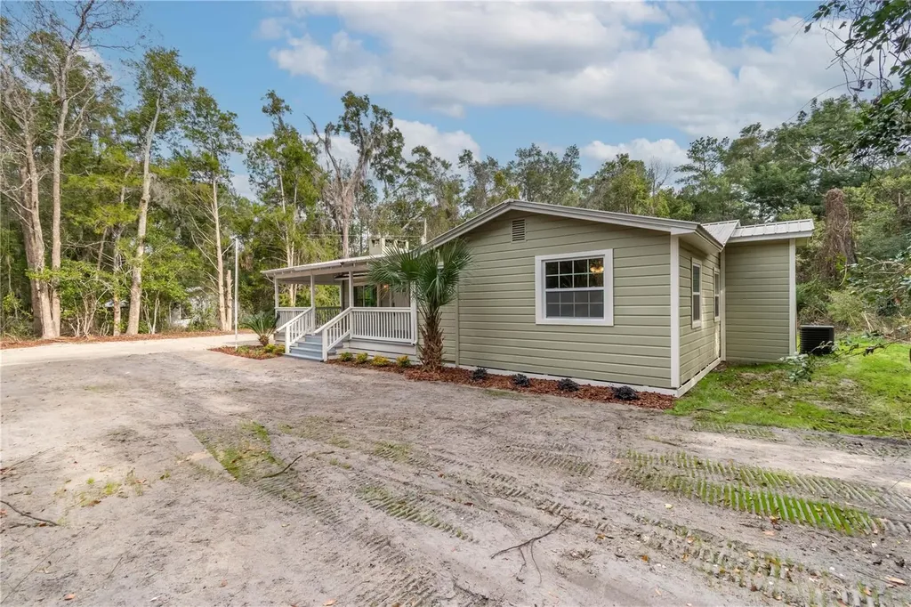 674 N State Road 21 Hawthorne FL 32640