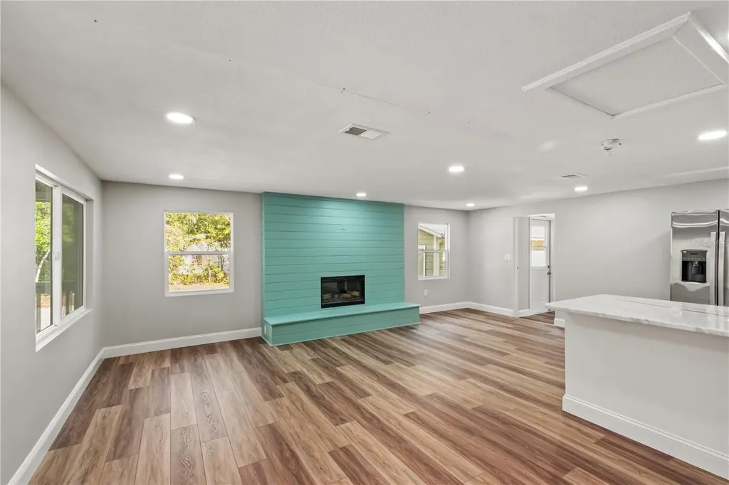 674 N State Road 21 Hawthorne FL 32640
